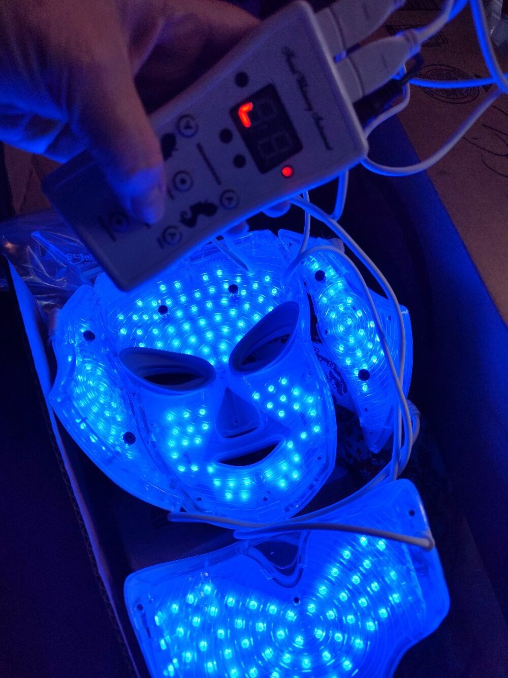 Nutriskin LED Red Light Facial and Neck Mask Light Therapy Device - Picture 3 of 10